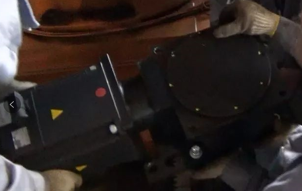 放入齒輪箱的時候，保證馬達側要抬高點，保證斜齒輪之間的嚙合更順暢